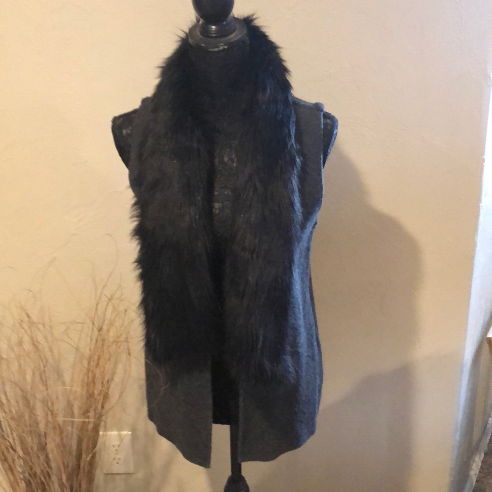 Dress barn Sweater vest with fur collar